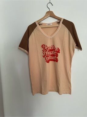Bee & the fox - Death To Hustle Culture V-Neck Short Sleeve Tee - Tan/Brown